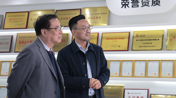 中國農(nóng)業(yè)科學(xué)院原院長、中國農(nóng)業(yè)國際合作促進(jìn)會名譽會長翟虎渠蒞臨托普云農(nóng)考察指導(dǎo)